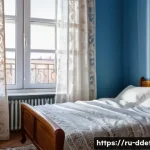 디지털디톡스와 마음의 여유 찾기 - A serene bedroom scene in a cozy Russian apartment, evening light filtering softly through lace curt...